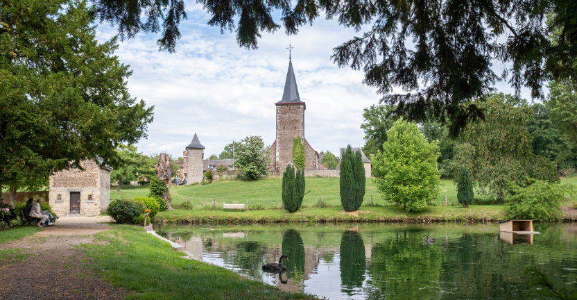 Kleinere vijver met bankjes om te relaxen