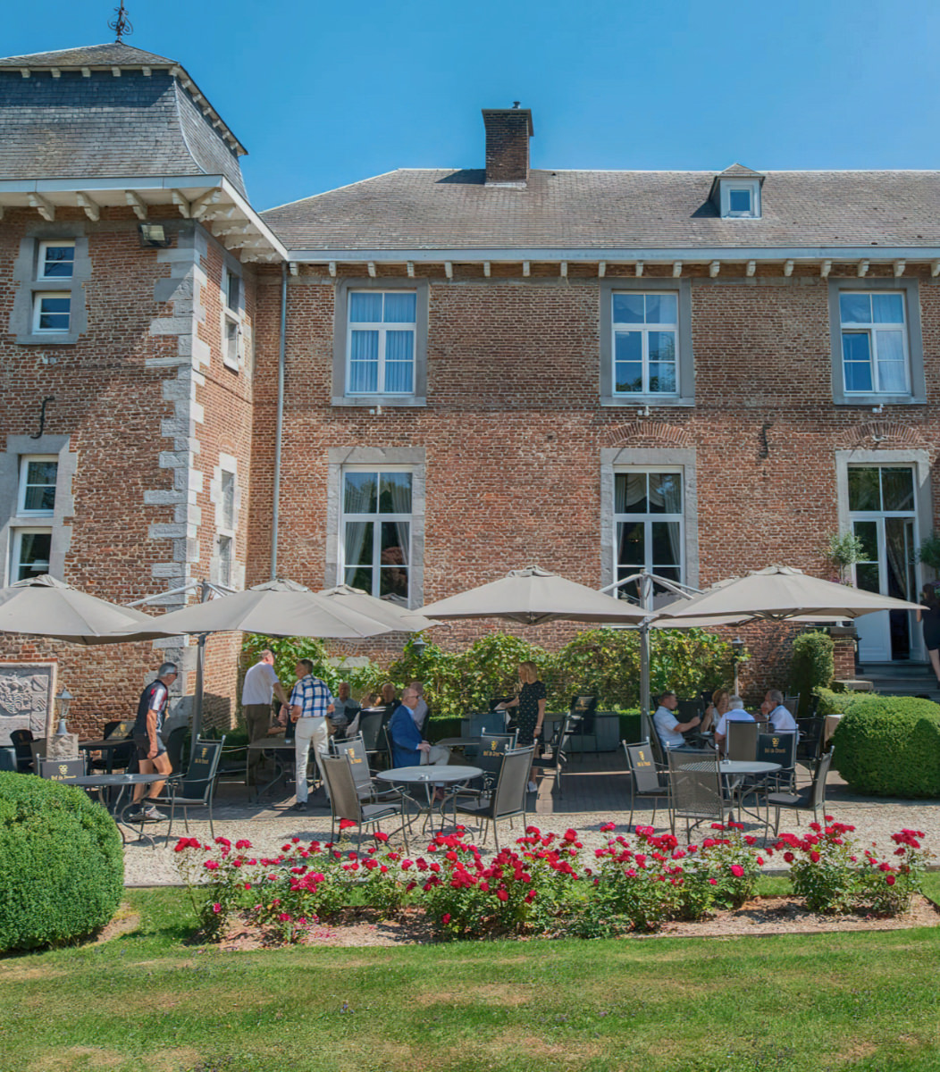 Terras met Hostellerie gasten Hostellerie Hof de Draeck