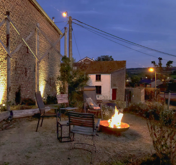 Buitenplaats patio met panorama in de nacht met kampvuur