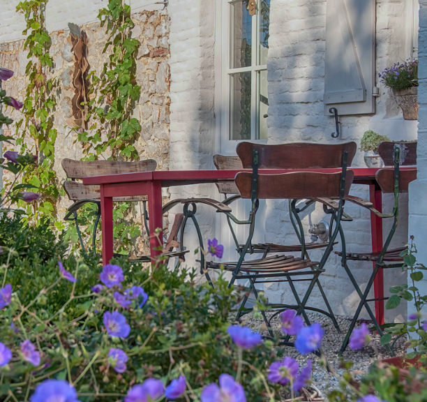 Table with chairs in the garden of Puur Teuven