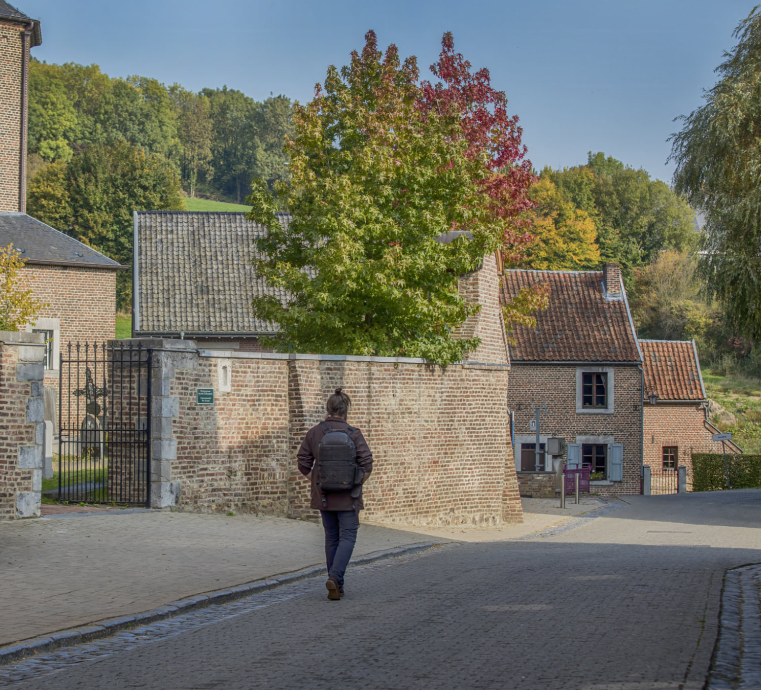 Walker walks through the center of Sint-Martens-Voeren